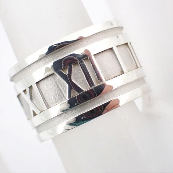 Tiffany & Co. 💯 % Auth 925 Silver Atlas Roman Numeral Wide Ring w/Pouch✨EUC✨ - Picture 4 of 10